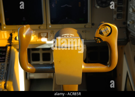 Steuerstab des Boeing 777-Flugzeugs mit Instrumenten und Steuerjochen Stockfoto