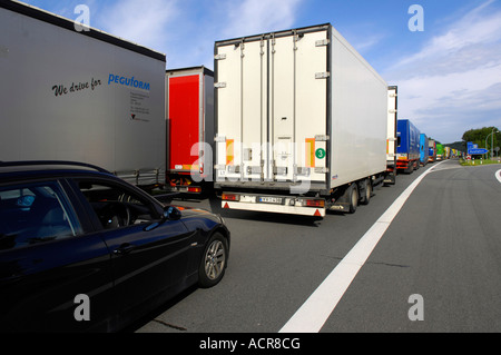 Verkehr Stau Stau Autobahn deutsche Deutschland Autobahn Sommer Tag Autos Autofahren LKW Wagen Lkw gestoppt stationäre Stau st Stockfoto