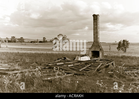 alte Ruinen eines Bauernhauses in Sepia als Symbol für das Ende einer Ära Stockfoto