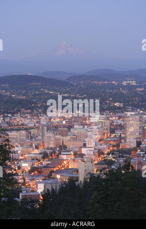 Ansicht von Portland, Oregon mit Mount Hood im Hintergrund. Stockfoto