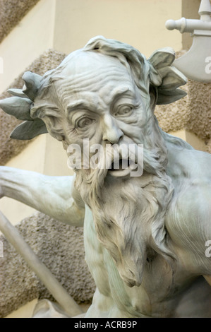 Wien, Österreich. Michaelerplatz Detail des Brunnens Macht zur See (1893: Rudolf Weyr) Stockfoto