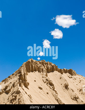 Rauchzeichen aus einem sandig felsige Wüste Berggipfel Stockfoto