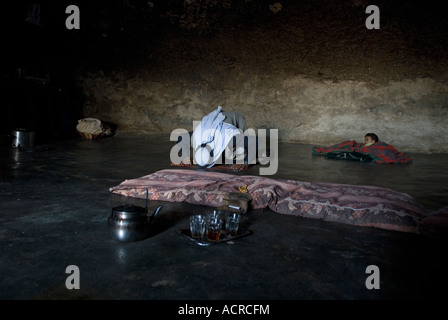 Ein palästinensischer Dorfbewohner, der in einer bewohnten Höhle im Höhlendorf Khirbat al-Mufaqara in den südlichen Hebron-Hügeln im Westjordanland Israels betet Stockfoto