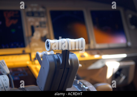 Fluginstrumente auf einer Instrumententafel in einem Cockpit von Boeing 777-Flugzeugen, die Instrumente und Steuerjoke zeigen Stockfoto