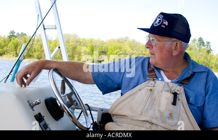 Captain Bob Alter von 68 Jahren an der Spitze des mächtigen Ponton-Boot. Gull Lake Nisswa Minnesota USA Stockfoto