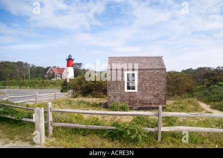 kleine Hütte als Anschlusspunkt für Franzosen Transatlantikkabel und Nauset Strand Licht, Cape Cod, Massachusetts, USA Stockfoto