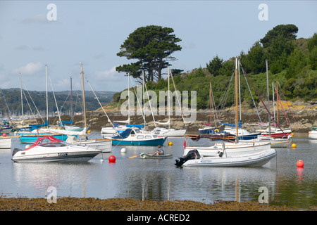 Yachten vor Anker in einer Bucht abseits der River Fal in der Nähe von Roseland in Cornwall Stockfoto