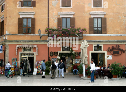 verlockende Anzeige außerhalb eines der vielen Ladengeschäften in NORCIA, Gourmet-Hauptstadt von Umbrien in Italien Stockfoto