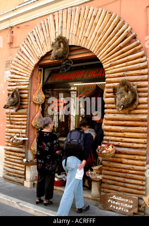 verlockende Anzeige außerhalb eines der vielen Ladengeschäften in NORCIA, Gourmet-Hauptstadt von Umbrien in Italien Stockfoto