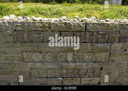 Hier Ruhen 500 Toten hier liegt 500 Toten Tribut Steinen Massengrab Bestattung Bergen-Belsen senken Sachsen Deutschland deutsche Deutsch Stockfoto