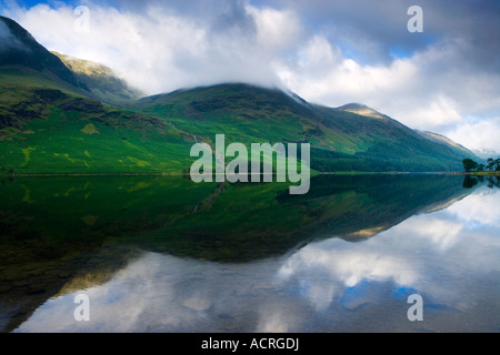 Buttermere Dawn, ersten Licht des Tages auf den Seen ruhige Stille Wasser reflektiert die Seenplatte Cumbria England UK Stockfoto