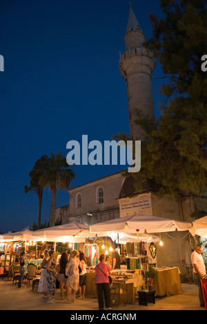 Markt unter freiem Himmel und Minarett der Moschee von Alacati, Türkei Izmir. Stockfoto