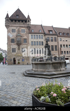 Nassauer Haus, Tugendbrunnen, Lorenzkirche, St.-Laurentius-Kirche, Nürnberg, Deutschland Stockfoto