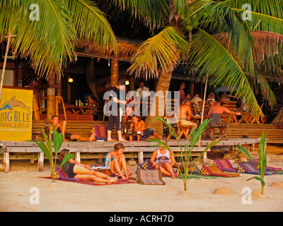 Junge Menschen entspannen in bar Hat Sai Ri Strand Koh Tao Insel Thailand Stockfoto