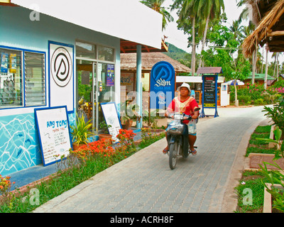 Tauchshops und Zeichen Linie Weg am Hut Sai Ri Strand auf Koh Tao Insel Thailand Stockfoto