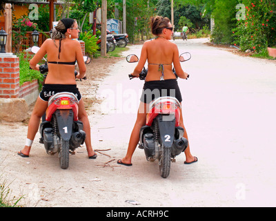 Junge Frauen auf gemieteten Motorrad Roller Koh Tao Thailand Stockfoto