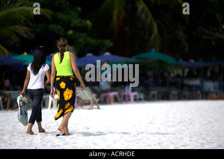 Junge Frauen spazieren Strand Ko Samet-Thailand Stockfoto