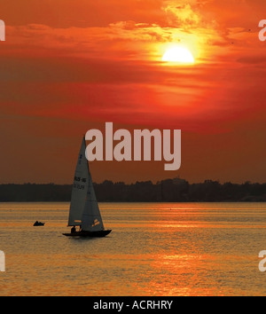 Feluke (Boot) Segeln auf dem Nil in Ägypten bei Sonnenuntergang Stockfoto
