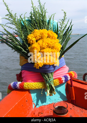 Blume und Garland verneigt sich Buddha auf Ko Samet Fähre Thailand Stockfoto