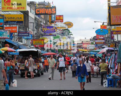 Junge Reisende mit großen Rucksack geht Khao San Road Bangkok Thailand Stockfoto