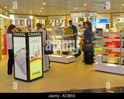 Zollfrei einkaufen Chek Lap Kok Flughafen Hongkong China Stockfoto