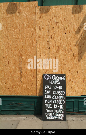 Schild mit den Öffnungszeiten eines bestiegen, Shops in Edinburgh während des G8-Gipfels. Stockfoto