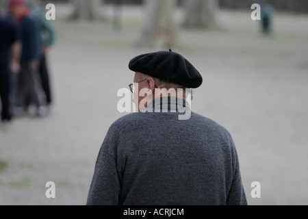 Rückansicht eines typisch französischen Mannes trägt ein schwarzes Barett Stockfoto