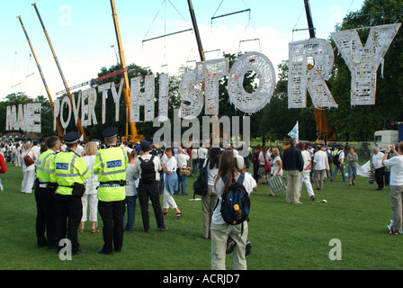 Riesige Buchstaben, aus denen die Nachricht MAKE POVERTY HISTORY an der Kundgebung auf den Wiesen, Edinburgh Stockfoto