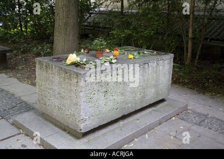 Grab von Walther von der Vogelweide, Lusamgärtlein, Neumünster, Würzburg, Deutschland Stockfoto