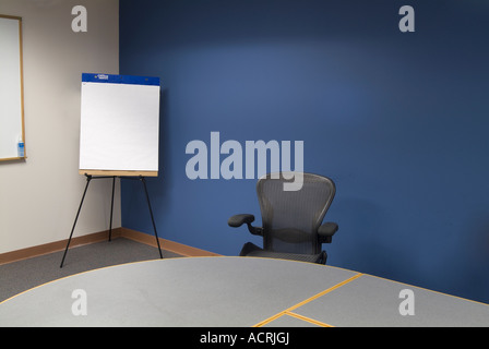 Leeren Büro Stuhl Tisch Paper Pad Whiteboard Konferenzraum Stockfoto