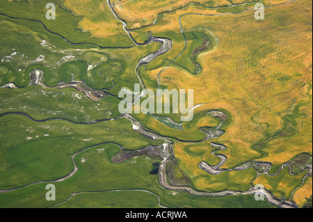 Ackerland und gewundenen Bächen in der Nähe von Omarama North Otago Neuseeland Südinsel Antenne Stockfoto