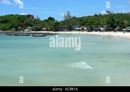 Traditionellen Longtail Boote und Badegäste am Sunrise Beach auf Ko Pha Ngan Insel Thailand Stockfoto