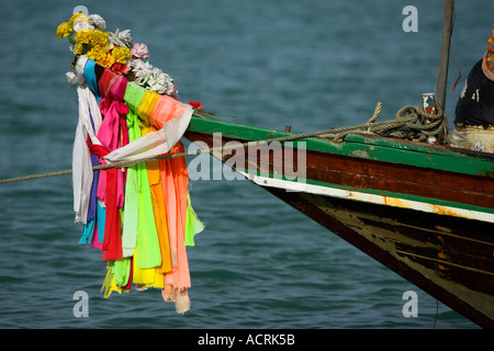 Viel Glück-Schals und Blumen angeboten im Longtail-Boot vor Anker vor Mae Nam Beach Ko Samui Insel Thailand Stockfoto