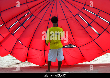 Junger Mann bereitet zum Parasail abheben Patong Beach Phuket Insel nach Tsunami Thailand Stockfoto