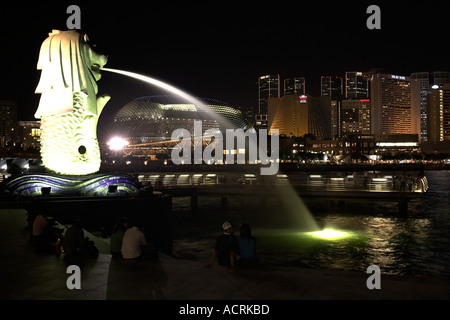 Merlion-Brunnen und Esplanade Entertainment-Komplex bei Nacht Singapore Stockfoto