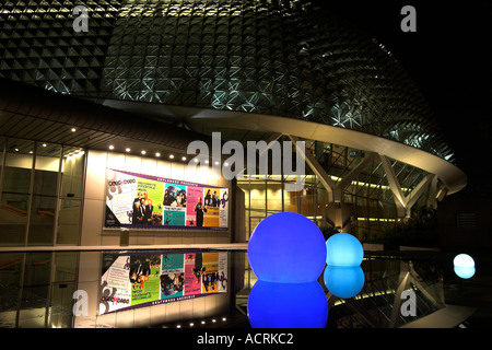 Dekorative blaue Kugeln außerhalb Esplanade - Theater On The Bay leuchtet in der Nacht-Singapur Stockfoto