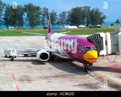 Billigfliegers Nok Air Boeing 737 mit Vögel Schnabel Nase Kegel am Flughafen Phuket Thailand Stockfoto