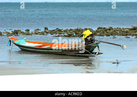 Longtail-Boot bei Ebbe Sunrise Beach Ko Pha Ngan Insel Thailand Stockfoto