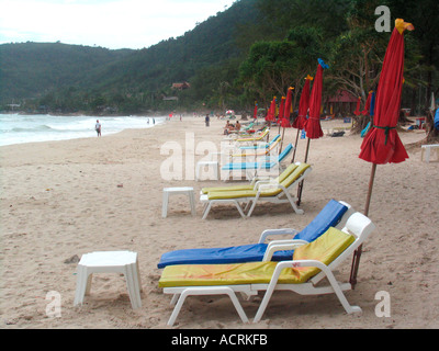 Sonnenschirme und Liegestühle leer am ruhigen Strand von Patong nach Tsunami Thailand Phuket Insel gefaltet Stockfoto