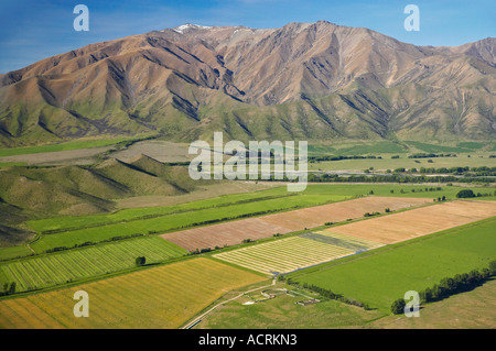 Bewässerten Anbauflächen und Benmore Range in der Nähe von Omarama Waitaki Valley North Otago Neuseeland Südinsel Stockfoto