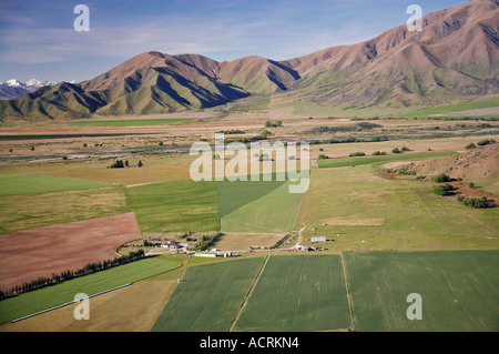 Ackerland und Benmore Range in der Nähe von Omarama Waitaki Valley North Otago Neuseeland Südinsel Stockfoto