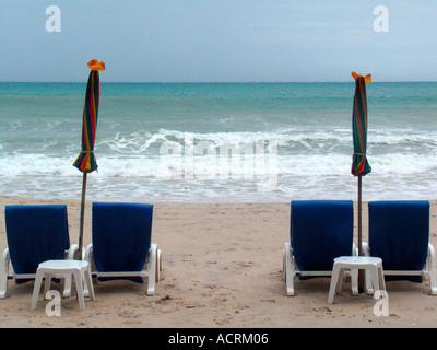 Sonnenschirme und Liegestühle leer am ruhigen Strand von Patong nach Tsunami Thailand Phuket Insel gefaltet Stockfoto