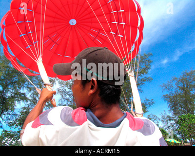 Junger Mann bereitet zum Parasail abheben Patong Beach Phuket Insel nach Tsunami Thailand Stockfoto