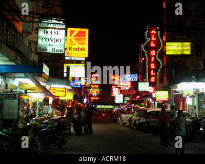 Neonlichter Clubs Bars und Geschäften beleuchtet bei Nacht Pattaya Thailand Stockfoto