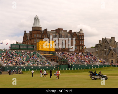 St Andrews in Richtung No1 Abschlag und Clubhaus, die 2005 British Open Tiger Woods Finaltag Gruppe Stockfoto