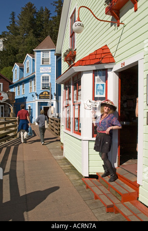 Geschäfte entlang der historischen Creek Street in Ketchikan Alaska auch Dolly s Haus, einem ehemaligen Bordell jetzt offen für Touren auf der rechten Seite Stockfoto