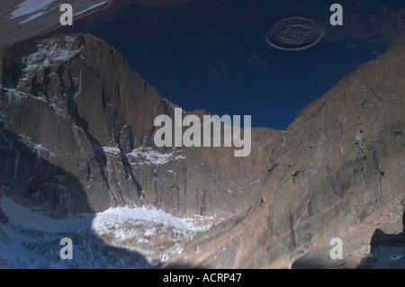 Der Diamant oder Osten Gesicht des langen s Peak spiegelt sich in das kristallklare Wasser der Schlucht See bei Sonnenaufgang Rocky Mountain Na Stockfoto