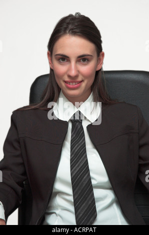 Junge Geschäftsfrau sitzen auf Büro-Stuhl-Porträt Stockfoto