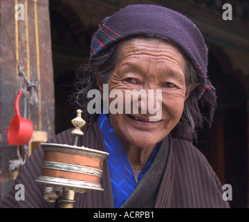 Einer alten tibetischen Pilger dreht ihr Gebetsmühle an den Jokhang Tempel Lhasa Tibet Stockfoto