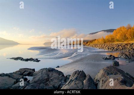 Wattenmeer von Vogel-Tal auf der Suche nach Norden auf Turnagain Arm im Herbst bei Sonnenuntergang. Chugach Mountains im Abendlicht. Stockfoto